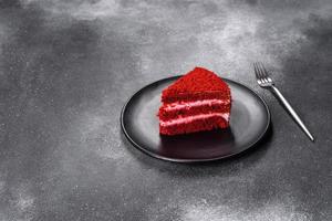 rode fluwelen cake, klassieke drielaagse cake van rode boterkoekjes met room foto