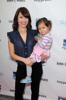 los angeles, 27 april - marla sokoloff, elliotte puro bij de milk bookies story time viering in skirball center op 27 april 2014 in los angeles, ca foto