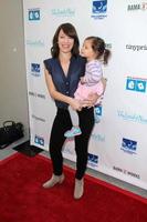 los angeles, 27 april - marla sokoloff, elliotte puro bij de milk bookies story time viering in skirball center op 27 april 2014 in los angeles, ca foto