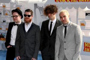 los angeles, 11 feb - patrick stump, andy hurley, joe trohman, pete wentz, fall out boy bij de mtv movie awards 2015 in het nokia theater op 11 april 2015 in los angeles, ca foto