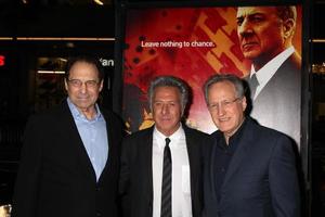 los angeles, 25 jan - david milch, dustin hoffman, michael mann arriveert bij de première van geluk los angeles van hbo-serie in graumans chinese theater op 25 januari 2012 in los angeles, ca foto