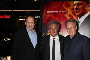 los angeles, 25 jan - david milch, dustin hoffman, michael mann arriveert bij de première van geluk los angeles van hbo-serie in graumans chinese theater op 25 januari 2012 in los angeles, ca foto