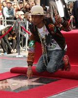 los angeles, 4 dec - pharrell williams bij de pharrell williams hollywood walk of fame ster ceremonie in het w hotel hollywood op 4 december 2014 in los angeles, ca foto