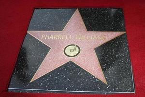 los angeles, 4 dec - pharrell williams ster bij de pharrell williams hollywood walk of fame ster ceremonie in het w hotel hollywood op 4 december 2014 in los angeles, ca foto