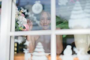 portret mooie vrouw in een restaurant, café met een gelukkig gevoel foto