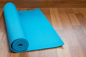 blauwe yogamat foto