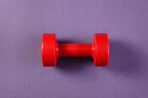 paarse yogamat met dumbbell foto