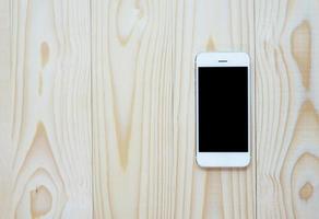 smartphone op houten tafel foto