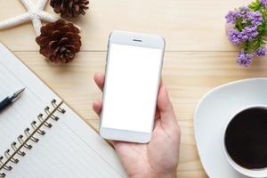 vrouw handen met leeg scherm van smartphone op houten bureau werk. foto