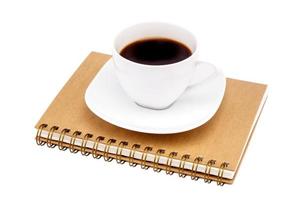 kopje koffie en boek op witte achtergrond foto