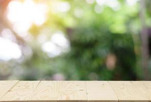 lege bovenste houten tafel en vervaag de natuur met bokeh achtergrond. foto