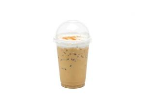 ijs latte of ijskoffie in afhaalmaaltijden beker op witte achtergrond foto