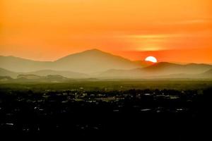 zonsopgangen in gouden foto