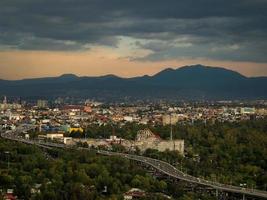 skyline van mexico-stad met naderende storm foto