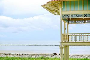 oud en vintage thais houten huis aan zee. foto