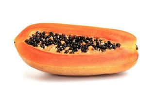 rijpe papaya slice geïsoleerd op een witte achtergrond foto
