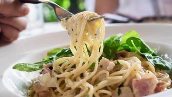 spaghetti carbonara recept - beroemd Italiaans gerecht voor gebruik op de achtergrond foto