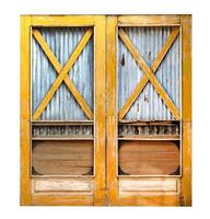 oude houten deur met zinkplan geïsoleerd op een witte achtergrond, uitknippad