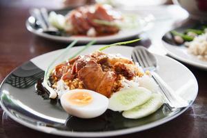 rood varkensvlees en rijst - beroemd Thais voedselrecept foto