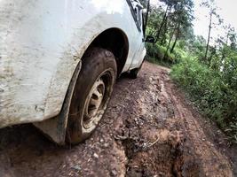 de wielen van de auto op de onverharde weg. foto