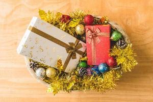 bovenaanzicht van geschenkdozen met kerstversiering op houten tafel achtergrond. foto