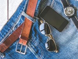 bovenaanzicht van mannelijke accessoires, kleding en gadgets. foto