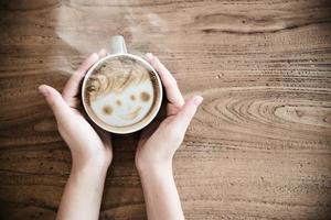 hand met warme koffiekop - mensen met koffie achtergrond concept foto