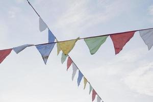 feestelijke kleurrijke vlaggen in de blauwe lucht foto