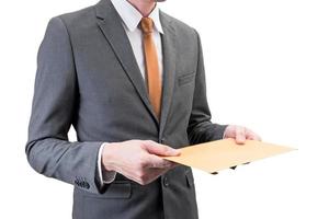 zakenman die een envelop houdt die op witte achtergrond wordt geïsoleerd. foto