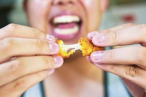 man gaat plakkerige gefrituurde kaas eten foto