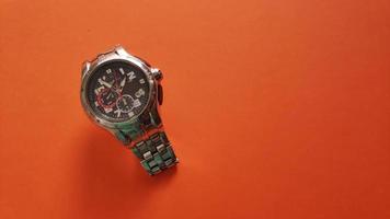 luxe horloge geïsoleerd op een gekleurde achtergrond foto