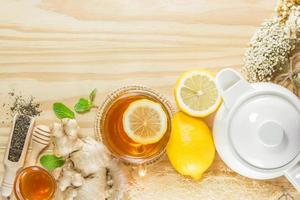 thee met munt honing gember en citroen op hout achtergrond