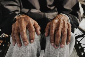 close-up van mannelijke gerimpelde handen, oude man draagt vintage toon foto