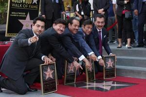 los angeles, 21 aug - los tigres del norte bij de los tigres del norte geëerd op de hollywood walk of fame bij live nation building op 21 augustus 2014 in los angeles, ca foto