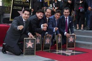 los angeles, 21 aug - los tigres del norte bij de los tigres del norte geëerd op de hollywood walk of fame bij live nation building op 21 augustus 2014 in los angeles, ca foto