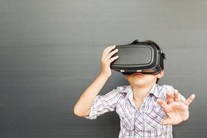 7 jaar kind dat vr virtual reality-game speelt foto