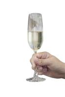 man hand met champagne glas klaar om te drinken geïsoleerd op witte achtergrond - mensen in feest gelukkige viering concept. foto bevat uitknippad.