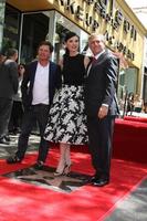 los angeles, 1 mei - michael j fox, julianna margulies, les moonves op de julianna margulies hollywood walk of fame ster ceremonie op de hollywood boulevard op 1 mei 2015 in los angeles, ca foto