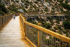 kind loopt op de promenade foto