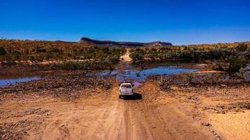 4wd voor het oversteken van de Pinksterrivier wa foto