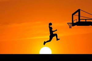 basketbalspeler silhouet springen foto