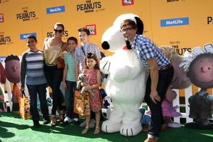 los angeles, 1 nov - christopher gorham, familie, vriend bij de première van de peanuts film los angeles in het dorpstheater op 1 november 2015 in westwood, ca foto