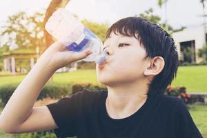 jongen drinkwater foto