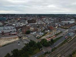 hoge hoekbeelden van de stad Londen Luton en luchtfoto van het centraal station, treinsporen van Engeland, VK foto