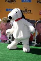 los angeles, 1 nov - snoopy bij de première van de peanuts film los angeles in het dorpstheater op 1 november 2015 in westwood, ca. foto