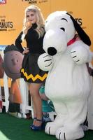 los angeles, 1 nov - meghan trainor, snoopy bij de première van de peanuts film los angeles in het dorpstheater op 1 november 2015 in westwood, ca. foto