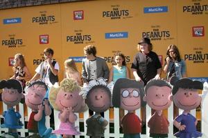 los angeles, 1 nov - peanuts-stemacteurs bij de première van de peanuts-film los angeles in het dorpstheater op 1 november 2015 in westwood, ca. foto