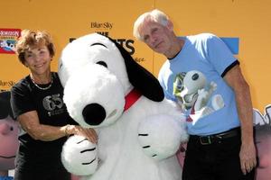 los angeles, 1 nov - jean schultz, snoopy, craig schulz bij de première van de peanuts film los angeles in het dorpstheater op 1 november 2015 in westwood, ca. foto