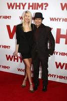 los angeles, 17 dec - courtney anne mitchell, cory feldman bij de première van waarom hem in bruin theater op 17 december 2016 in westwood, ca foto