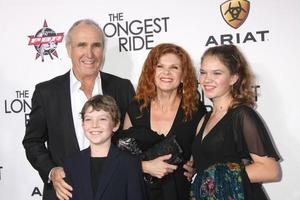 los angeles, 6 feb - ron shelton, lolita davidovich, valentina shelton bij de première van de langste rit los angeles in het tcl chinese theater op 6 april 2015 in los angeles, ca foto